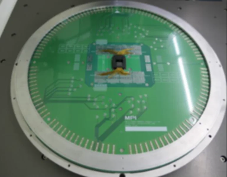 1770345830732101.png 这是英特尔 NGDB 研发项目的一部分,是一款内存测试探针卡(图片由英特尔提供)。.png